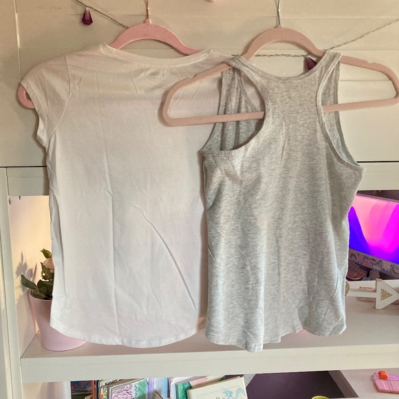 ✨2/$40✨ 2-Item Bundle of Girls' Tops - Picture 4 of 6